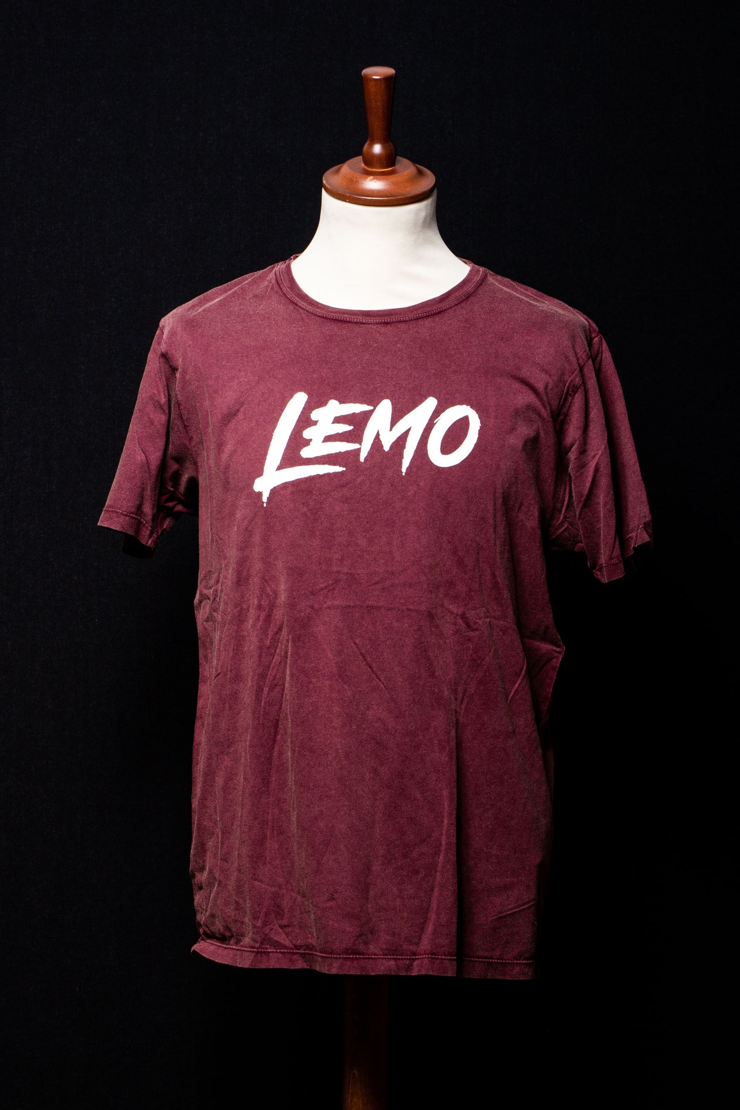 LEMO Logo klein weiss, Shirt rot